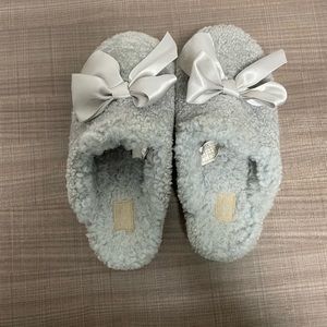 Women’s size 8 US, Ugg Addison Slippers